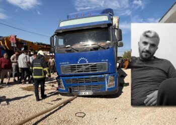 Lastiğini değiştirdiği TIR’ın altında kaldı