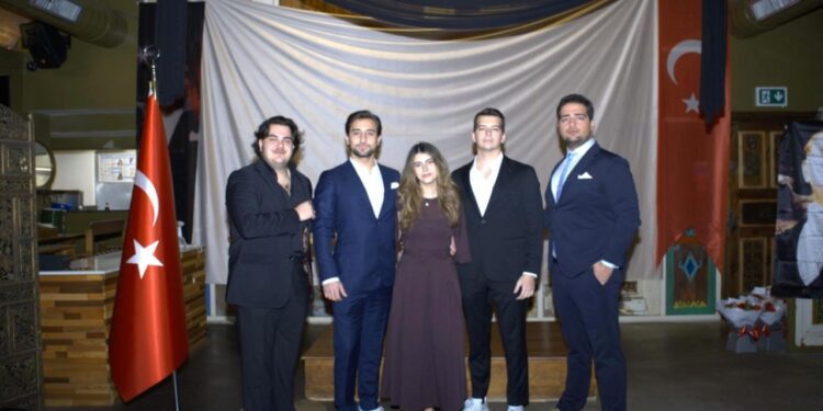 Londra’da Cumhuriyetin 102. yılı çoşkusu: Türk öğrenciler “Cumhuriyet Balosu”nda buluştu