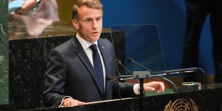 Macron’un halk desteği rekor düzeyde düştü