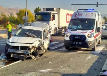 Malatya’da iki otomobil çarpıştı: Yaralılar var