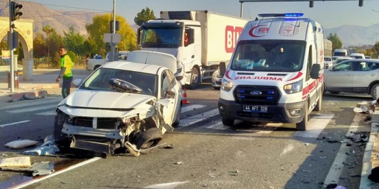 Malatya’da iki otomobil çarpıştı: Yaralılar var