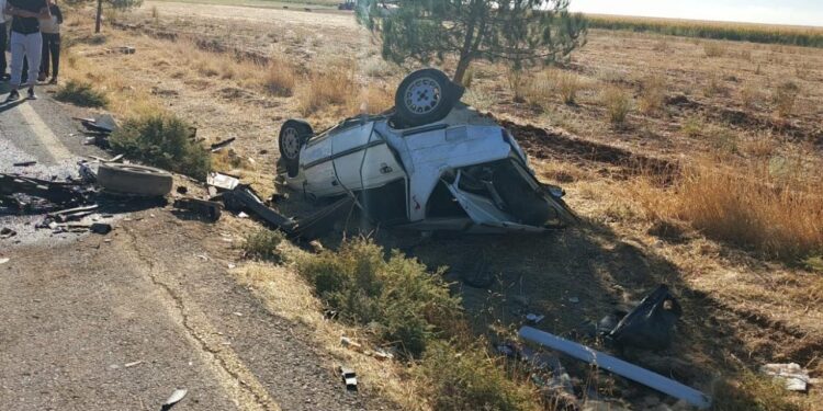 Mardin’de feci kaza: Otomobiller kafa kafaya çarpıştı, 1’i ağır, 6 yaralı