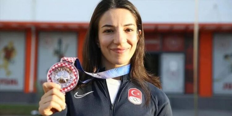 Milli güreşçinin acı günü! Babasını kaybetti