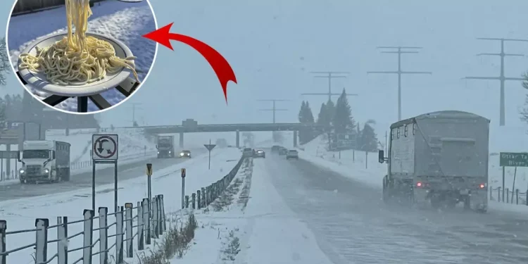 Şok Soğuk! Minneapolis’te Makarna Havadayken Dondu