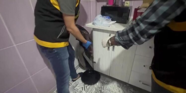 Mutfak dolabından AK-47 ve pompalı tüfek çıktı