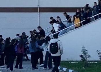 Okulda korku dolu anlar: Sopalarla baskın yaptılar