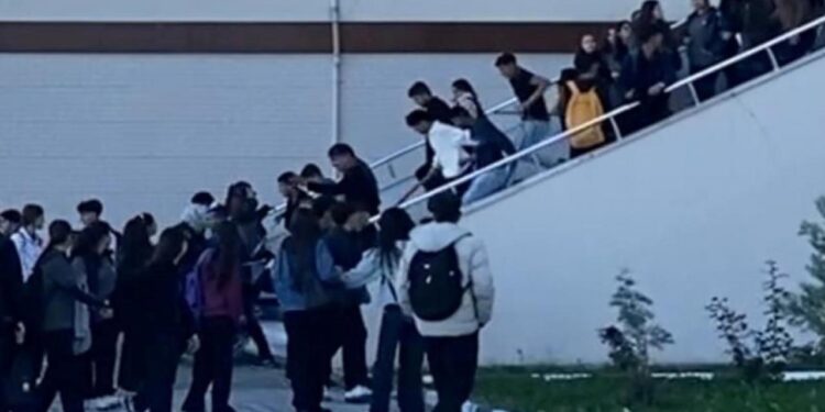 Okulda korku dolu anlar: Sopalarla baskın yaptılar