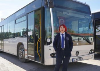 Otobüs şoförü olan kadın çocukluk hayalini gerçekleştirdi