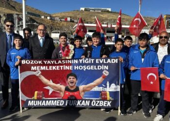 Rekor kırarak dünya şampiyonu olan sporcu memleketinde coşkuyla karşılandı