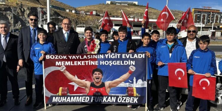 Rekor kırarak dünya şampiyonu olan sporcu memleketinde coşkuyla karşılandı