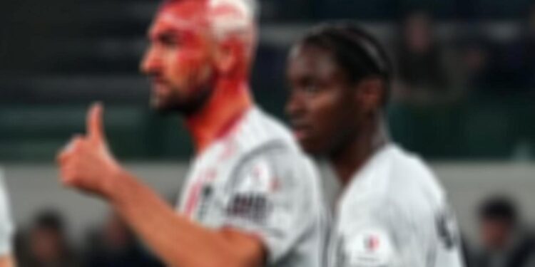 Sahada kanlar içinde kaldı! Formasını değişip maça devam etti