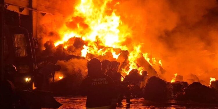 Samsun’da geri dönüşüm fabrikasında yangın