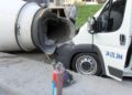 Sarıyer’de devrilen beton mikseri servis minibüsüne çarptı