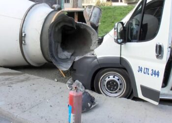 Sarıyer’de devrilen beton mikseri servis minibüsüne çarptı