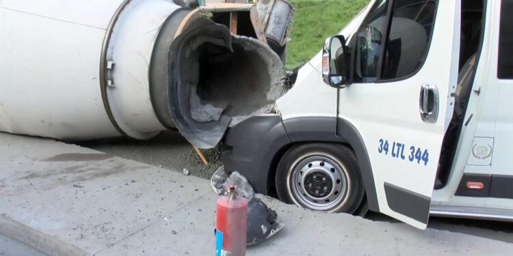 Sarıyer’de devrilen beton mikseri servis minibüsüne çarptı