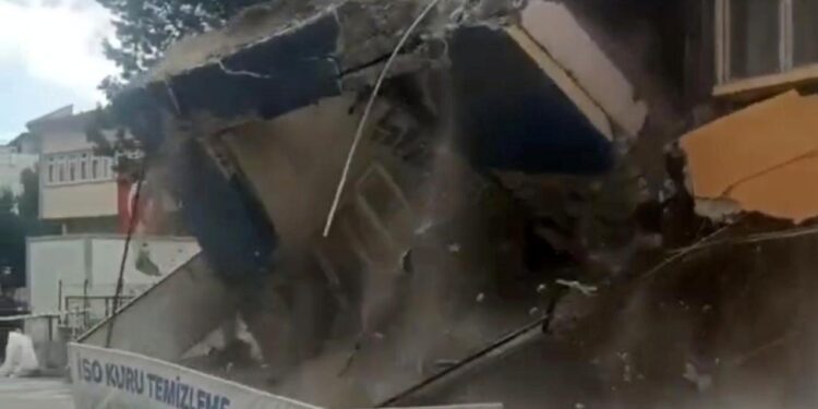 Sındırgı’da depremde hasar gören 2 katlı bina kendiliğinden yıkıldı