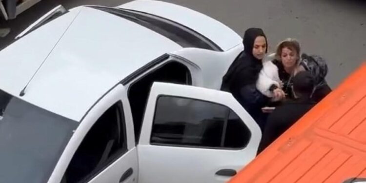 Sultanbeyli’de aracın önünü kesip kadın sürücüyü darbetti