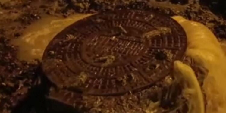 Tekirdağ’da sağanak yağışta altyapı çöktü, rögarlar taştı