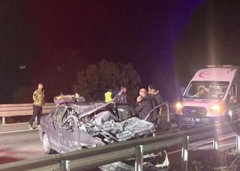 Tıra arkadan çarpan otomobil hurda yığınına döndü: 1 ölü