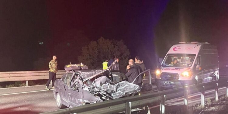 Tıra arkadan çarpan otomobil hurda yığınına döndü: 1 ölü