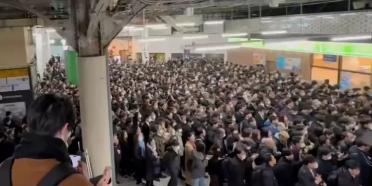 Elektrik kesintisi Tokyo’yu felç etti, binler istasyonda