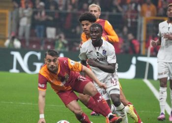 Trabzonspor’un genç yıldızı Oulai Galatasaraylı futbolcunun misafiri oldu