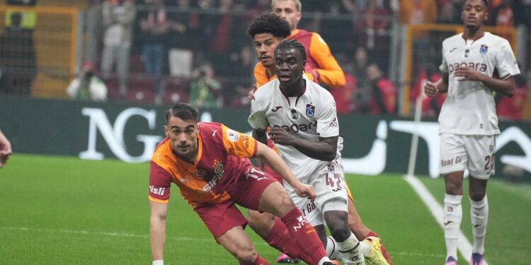 Trabzonspor’un genç yıldızı Oulai Galatasaraylı futbolcunun misafiri oldu