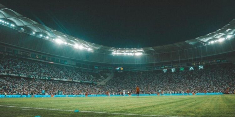 Tüm maçlarını kapalı gişe oynayan takıma seyircisiz oynama cezası