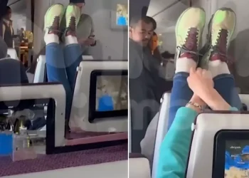 Uçakta Gergin Anlar: Koltuk İndirene İntikam