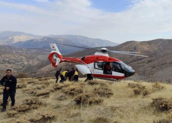 Uçurumdan düşen kişi ambulans helikopterle hastaneye ulaştırıldı