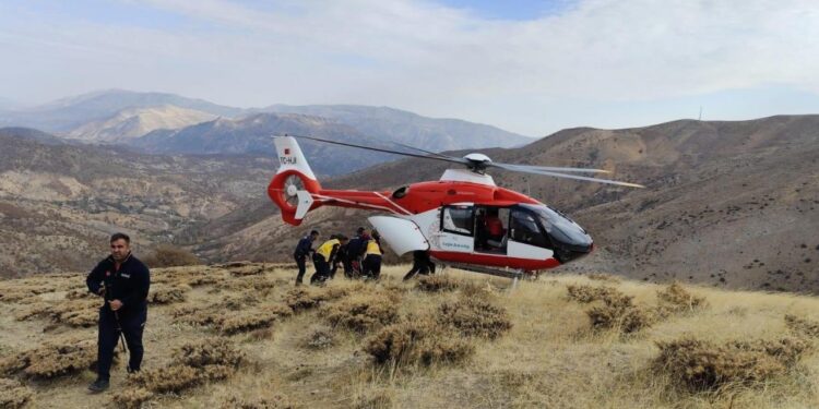 Uçurumdan düşen kişi ambulans helikopterle hastaneye ulaştırıldı