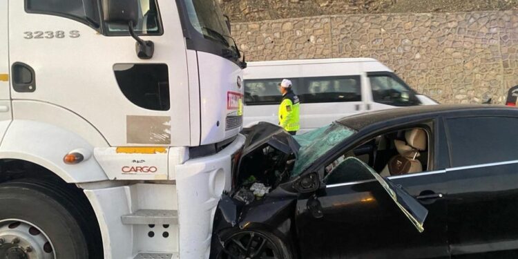 Van’da yakıt tankeri ile otomobil kafa kafaya çarpıştı: 2 ölü, 4 yaralı