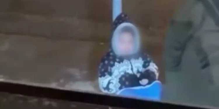 Yağmurda Dilenen Çocuklar ve Tehdit Eden Ebeveyn Haberi