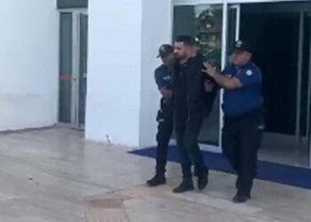 Yol verme kavgasında 1 kişiyi ayağından silahla vuran 2 şüpheli yakalandı