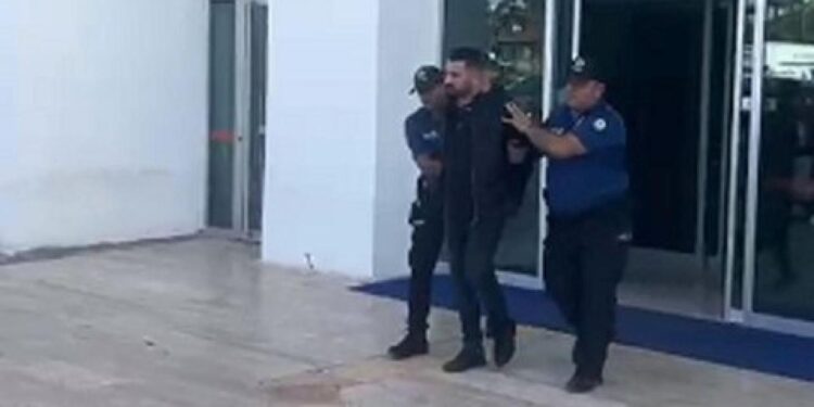 Yol verme kavgasında 1 kişiyi ayağından silahla vuran 2 şüpheli yakalandı