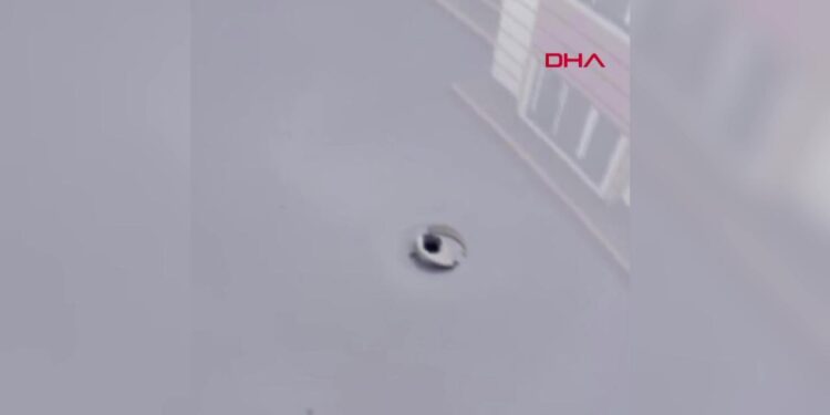 Yorgun mermi otomobilin tavanını deldi