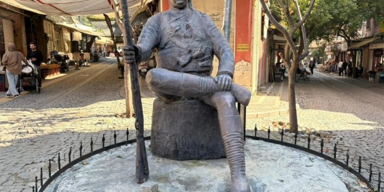 Yunanları kendi silahıyla vuran kahramanın heykelindeki kamayı çaldılar