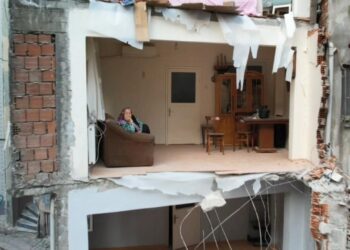 Zeytinburnu’nda 4 katlı bina kontrollü yıkılınca yanındaki apartman duvarsız kaldı