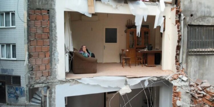 Zeytinburnu’nda 4 katlı bina kontrollü yıkılınca yanındaki apartman duvarsız kaldı