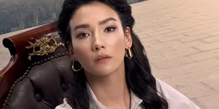 Aybüke Pusat Yeni Görünümüyle Hayranlarını Etkiledi