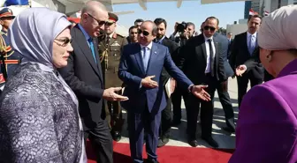 Erdoğan Mısır’a gitti, Sisi resmi törenle karşıladı