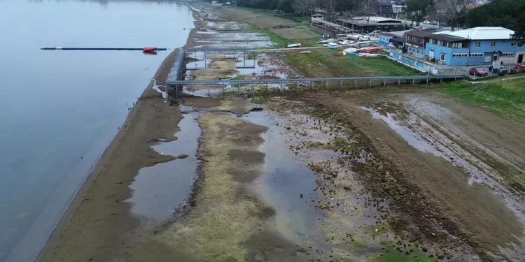 Tonlarca su çekildi, İznik Gölü 200 metre azaldı