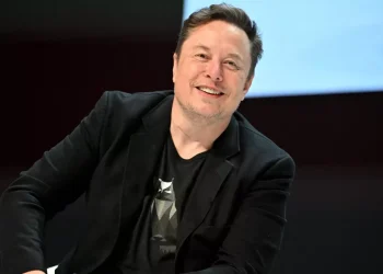 Musk, 850 milyar dolarlık servete ulaşan ilk insan