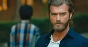 Londra Sokaklarında Kıvanç Tatlıtuğ ve Hayranı