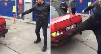 TÜVTÜRK Önünde Sinir Krizi: Vatandaş Aracını Parçaladı