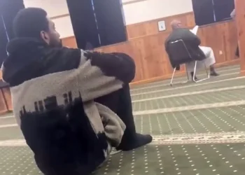 Ünlü Yıldız Camide İbadet Anı ile Dikkat Çekti