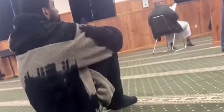 Ünlü Yıldız Camide İbadet Anı ile Dikkat Çekti