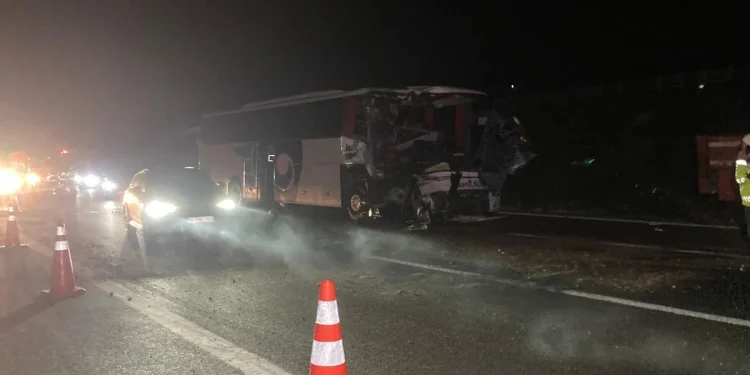 TIR’a Çarpan Yolcu Otobüsü: Ankara’da 1 Ölü, 15 Yaralı