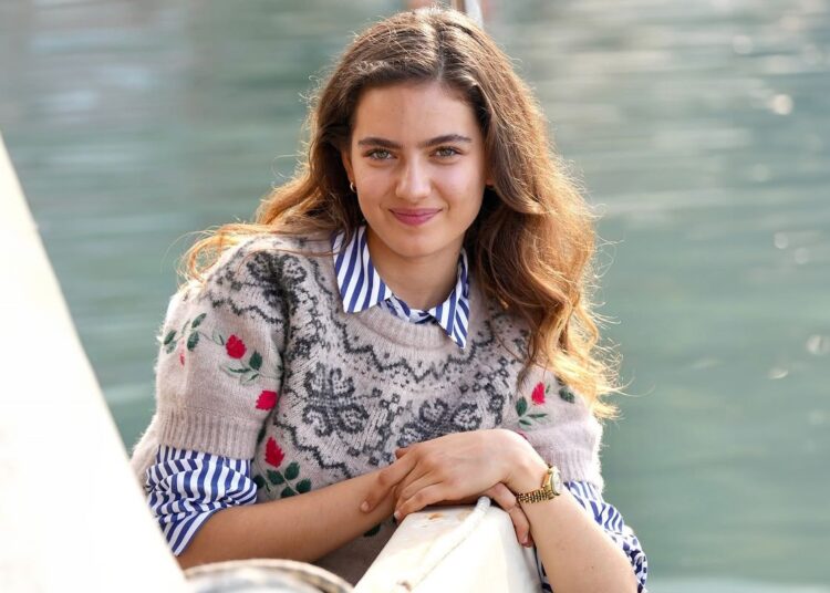 İftar davetinde Ava Yaman’ın kıyafeti gündem oldu