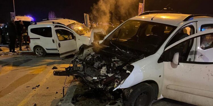 Zincirleme kaza: AVM önü can pazarına döndü